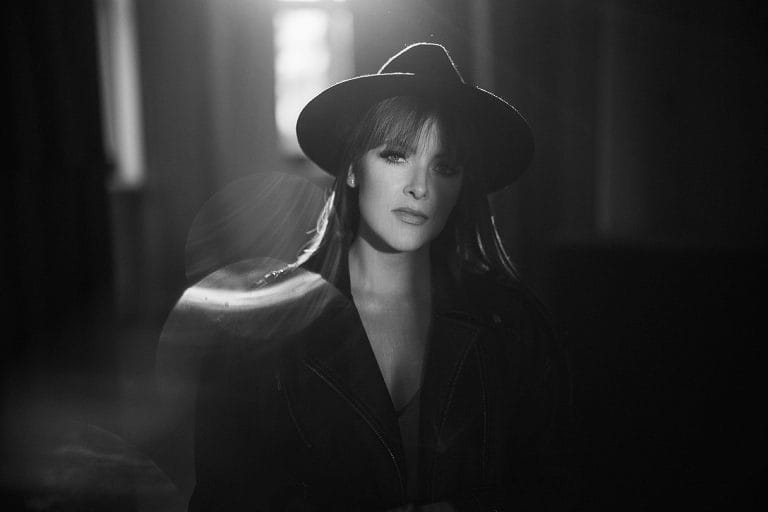 Czarno białe zdjęcie portretowe